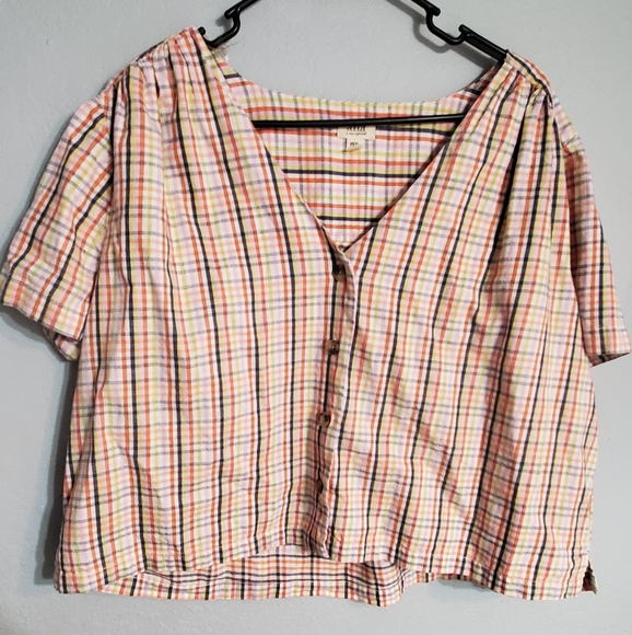 Buttoned Crop Top - Picture 2 of 6